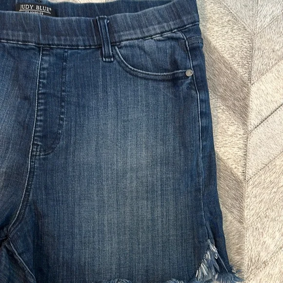 Judy Blue Jean Shorts Pull On Frayed Hem XL - Picture 2 of 5